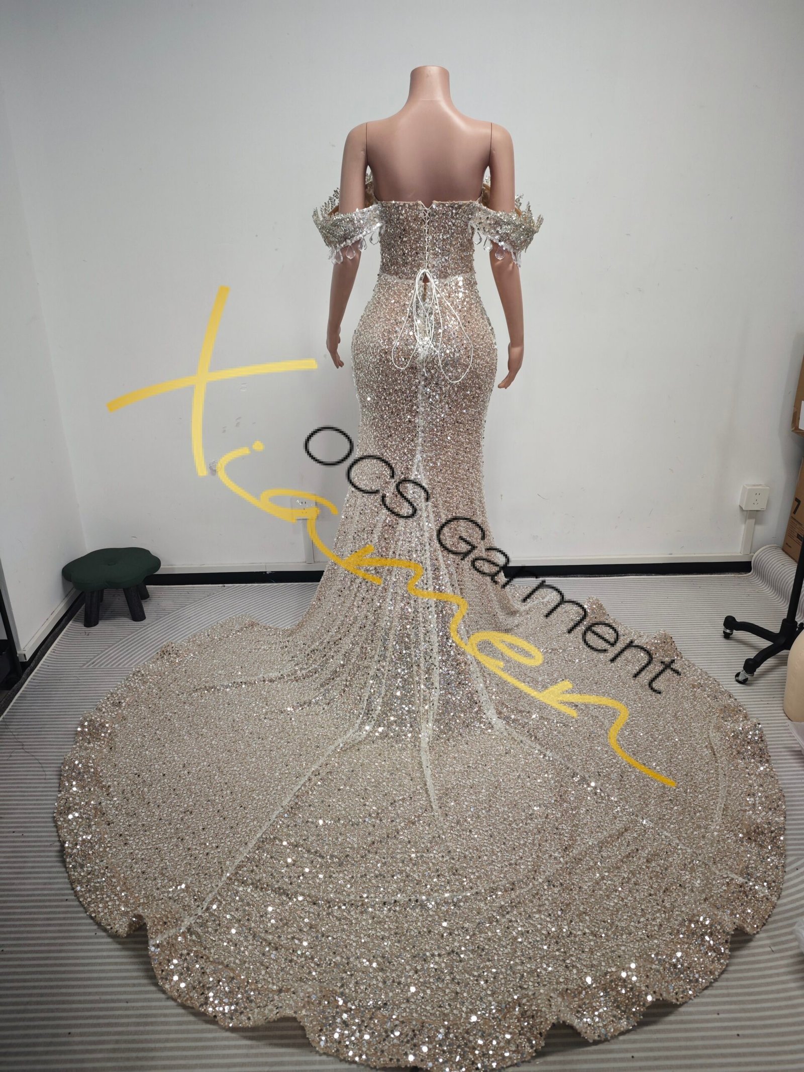 the scarlet majesty (red & silver) (copy) the scarlet majesty (red & silver) (copy)