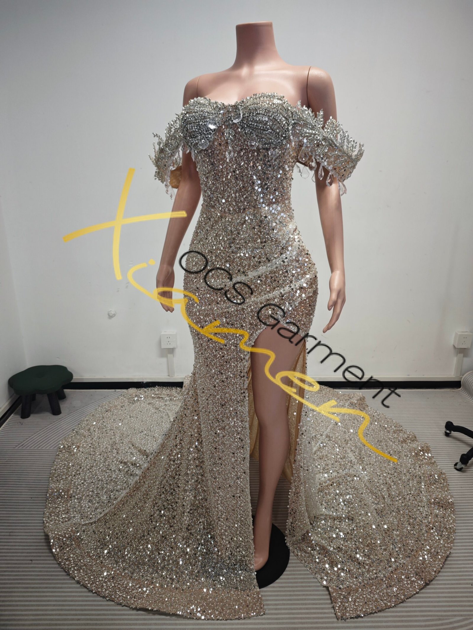 the scarlet majesty (red & silver) (copy) the scarlet majesty (red & silver) (copy)