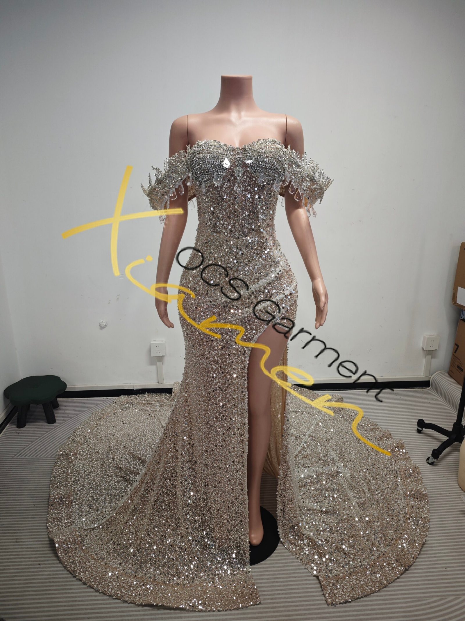 the scarlet majesty (red & silver) (copy) the scarlet majesty (red & silver) (copy)